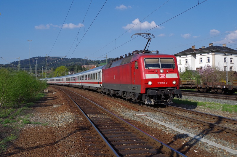 120 130 mit IC 2207 am 05.05.2013 in Pressig-Rothenkirchen. 