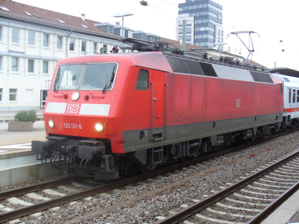 120 131-8 ist am 16.05.2011 mit einem IC in Kaiserslautern Hbf
