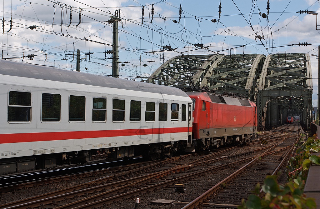 120 131-8 der DB mit einem IC am 07.08.2011 bei der Ausfahrt aus dem Klner Hauptbahnhof, in Richtung Hohenzollernbrcke.