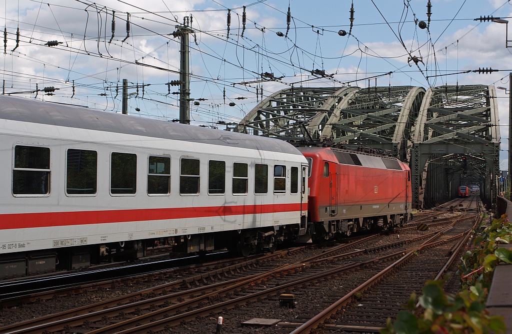 120 131-8 der DB mit einem IC am 07.08.2011 bei der Ausfahrt aus dem Klner Hauptbahnhof, in Richtung Hohenzollernbrcke.