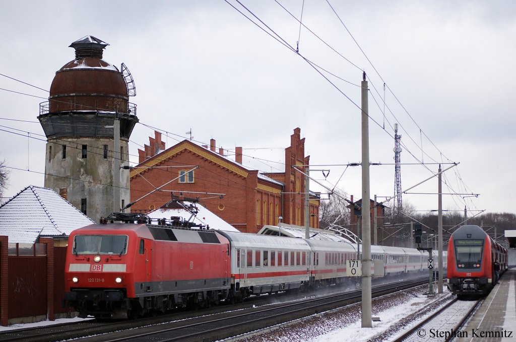 120 131-8 die glaube vorgesehen ist f�r ein Umbau zur 120.2, mit dem IC 144 nach Schiphol (Airport). Im Bahnhof steht immer noch der RE2 (RE 37381) nach K�nigs Wusterhausen, der Aufgrund einer Versp�tung vom ICE 872 aus Basel SBB und dem IC 141 aus Schiphol (Airport) hatte sich die Abfahrt des RE2 um ca. 10min versp�tet. 14.12.2010 