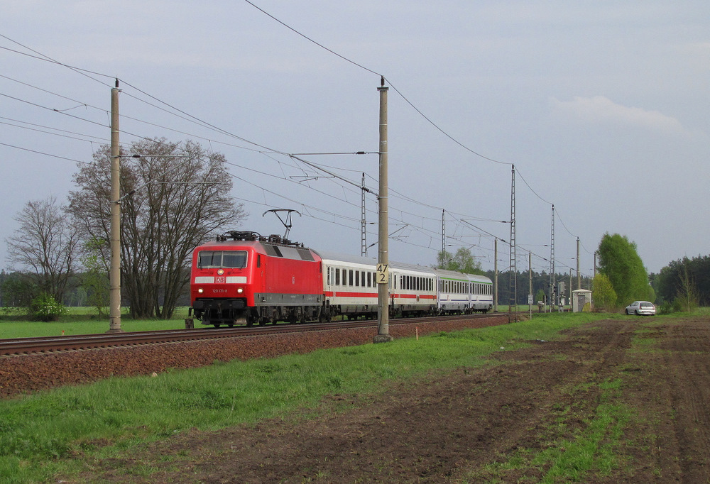 120 131-8 kommt hier mit dem EC 340  Wawel  (Krakow Glowny -> Berlin Hbf) durch Lpten gefahren. 01.05.2010