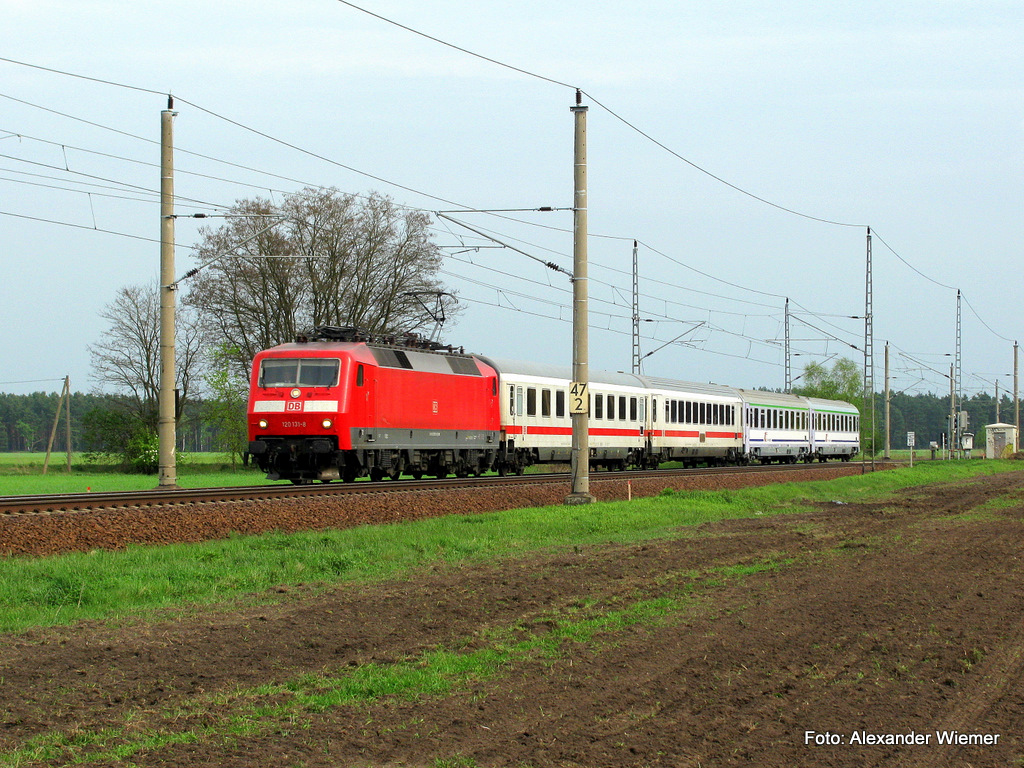 120 131-8 mit dem EC 340 in Lpten Richtung Berlin Hbf am 1.Mai. Nchster Halt: Berlin Ostbahnhof!