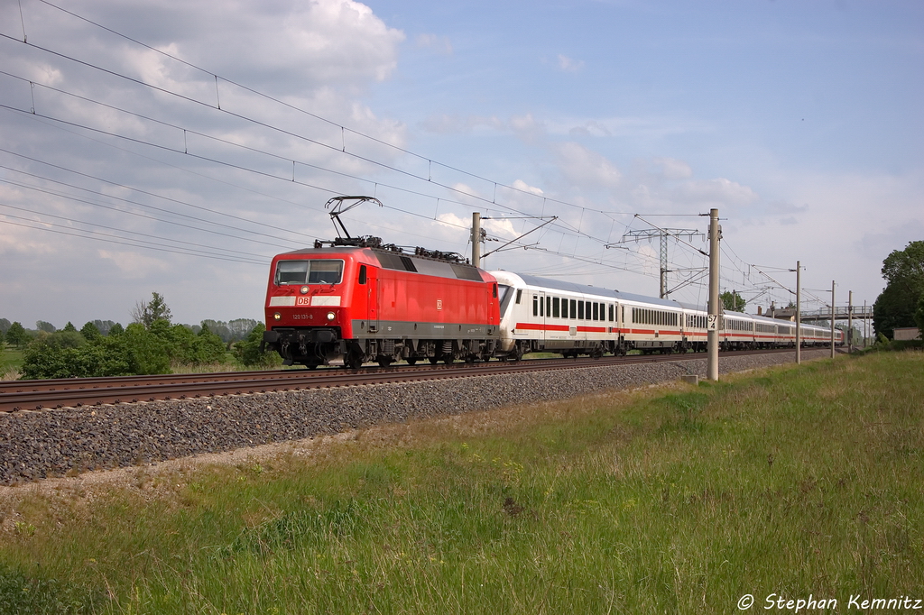120 131-8 mit dem IC 2902 f�r ICE 1510 von Leipzig Hbf nach Hamburg-Altona in Vietznitz. Hinten am Zug schob die 120 123-5. 17.05.2013