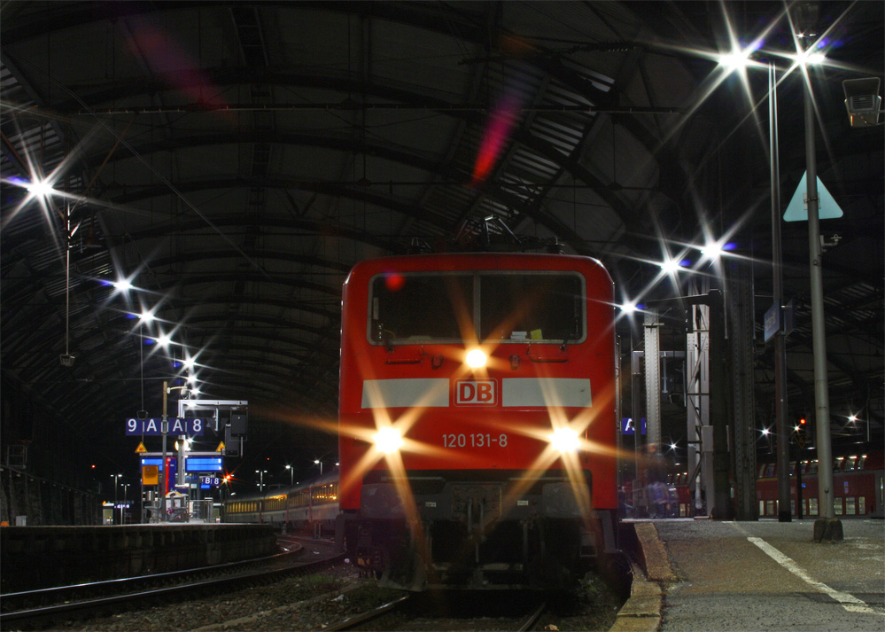120 131-8 mit dem IC1919 nach K�ln bei der Ankunft in Aachen Hbf, 6.2.11