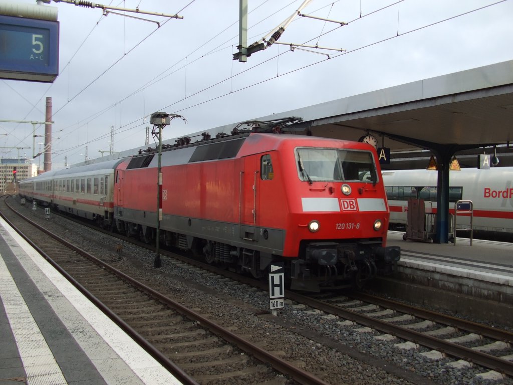 120 131-8 mit ihrem InterCity bei der Einfahrt in Bielefeld. 17.01.2011.