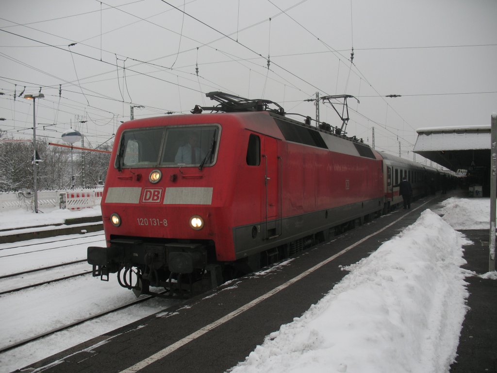 120 131 als Ic 2322 von Regensburg nach Kiel in Münster Hbf. Wegen Überfüllung konnten in Münster nur noch Reisende mit Reservierungen einsteigen. 22.12.2010