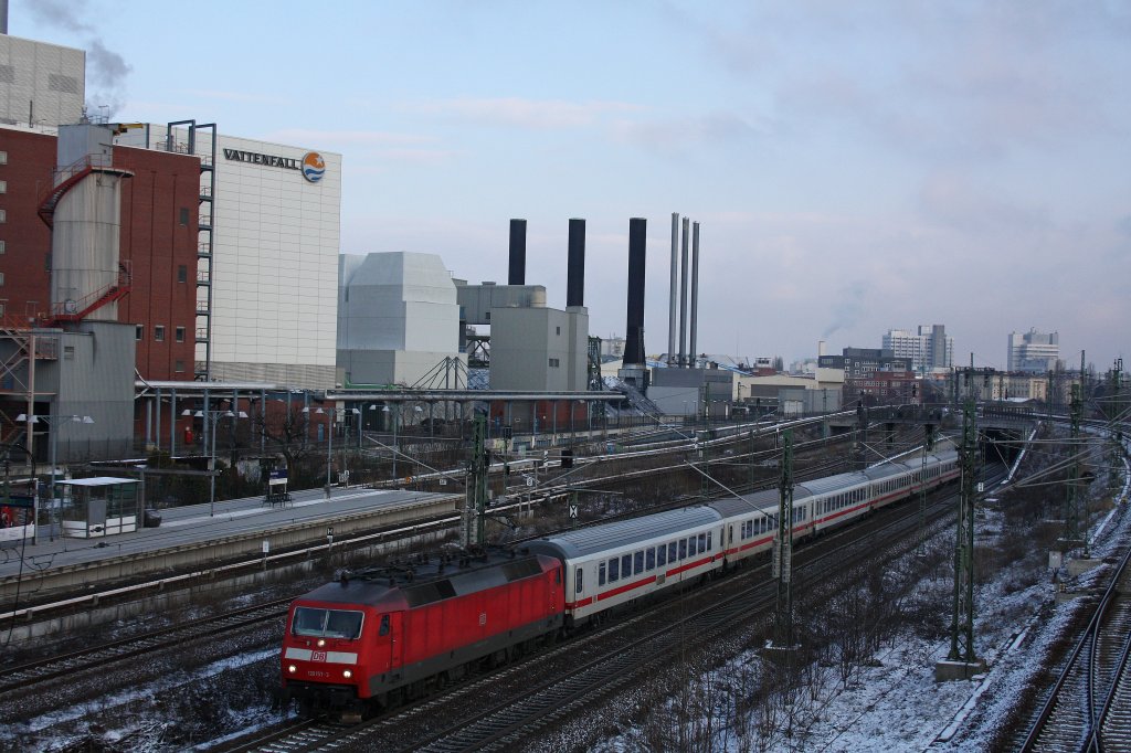 120 131 am 13.1.13 mit einem IC in Berlin-Westhafen.
