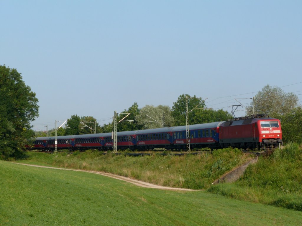 120 131 ist am Morgen des 13.07.13 mit einem Sonderzug (Bahntouristikexpress) nach Freiburg, zwischen Wendlingen (Neckar) und Wernau unterwegs. 