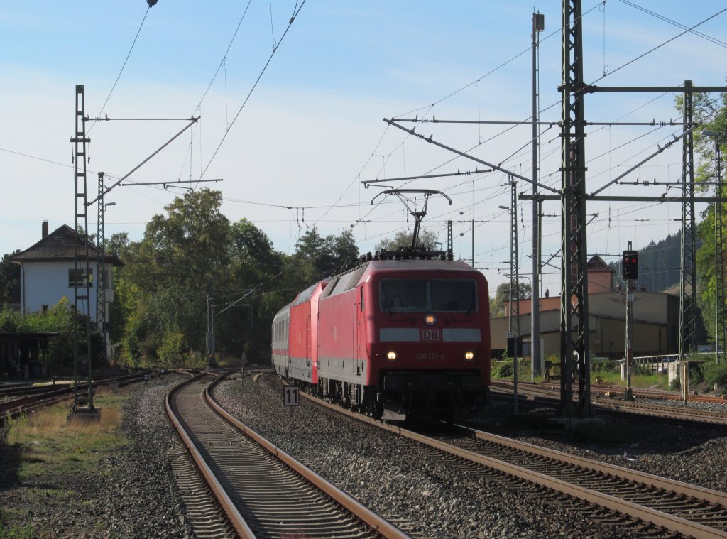 120 131 zieht am 30. September 2012 die 101 104 und IC 2208 durch Kronach.