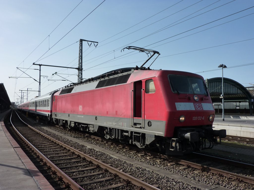 120 132-6 am 10.4.2011 vor einem Intercity in Oldenburg Hbf. Aufgrund von Bauarbeiten fhrt diese IC Linie momentan nicht bis Leipzig/Dresden sondern bis zum 29.4 nur bis Hannover.