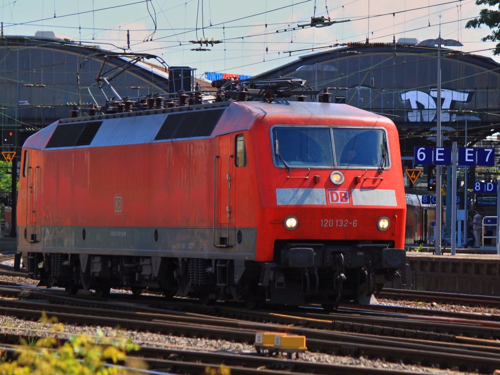 120 132-6 fhrt am 02.06.2012 als Lz durch den Aachener Hbf.