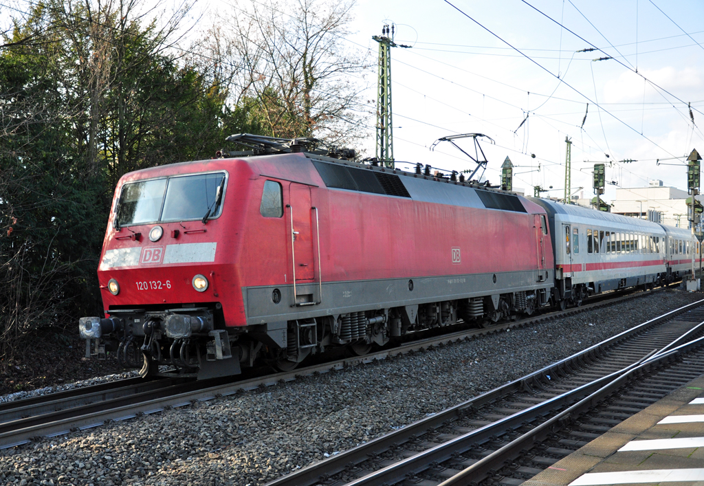 120 132-6 IC bei der Ausfahrt vom Bonner Hbf - 27.01.2012