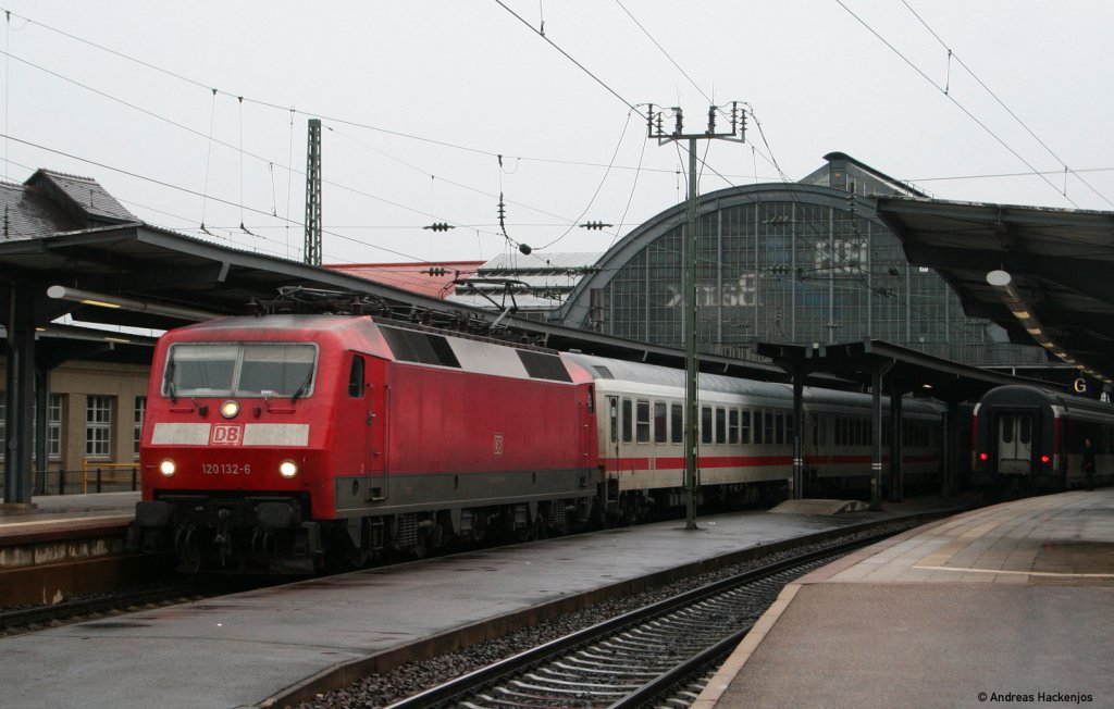 120 132-6 mit dem IC 2813 (Berlin Ostbahnhof-Basel SBB) als Ersatz fr den ICE 81 in Karlsruhe 12.1.11