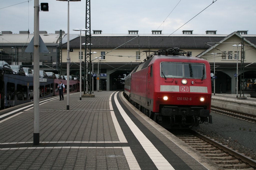 120 132-6 mit dem IC 2171 nach Stuttgart am 28.06.13 beim Zwischenhalt in Darmstadt Hbf.