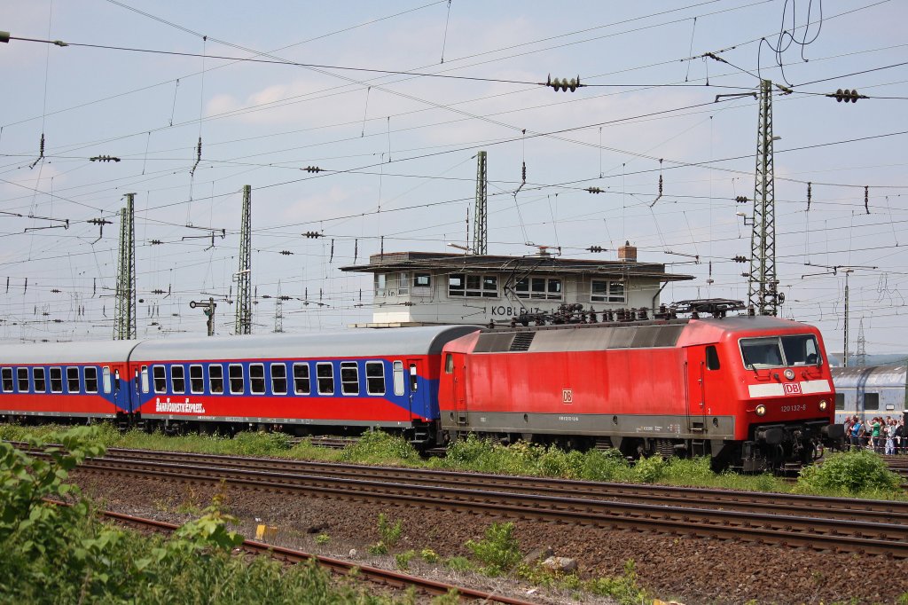 120 132 am 2.6.12 mit einem Sonderzug in Koblenz-L�tzel.