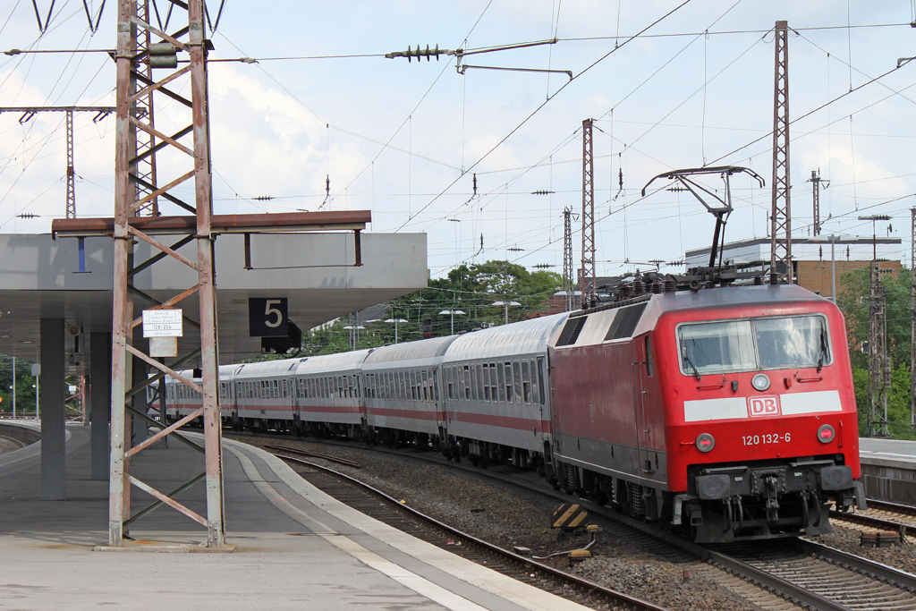120 132 schob am 20.5.12 den IC 1920 aus dem Essener Hbf.Zuglok war 120 156.
