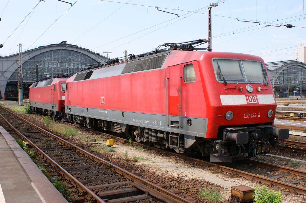 120 133-4 und 120 147-4 im Vorfeld des Leipziger Hbf am 08.08.2009