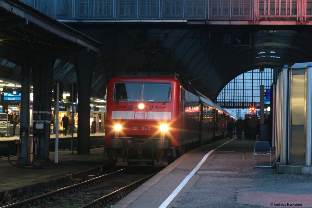 120 133-4 mit dem IC 2268 (Ulm Hbf-Karlsruhe Hbf) am Zielbahnhof 25.1.11 Eigentlich htte an diesem Tag die orientrote 120 148 den Zug ziehen sollen