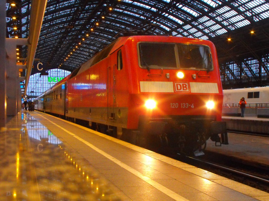 120 133-4 steht am Mittwoch (heute) dem 30.12.2009 um 8:50 Uhr mit CNL 420 aus wien abfahrbereit nach (KKD) gl.106