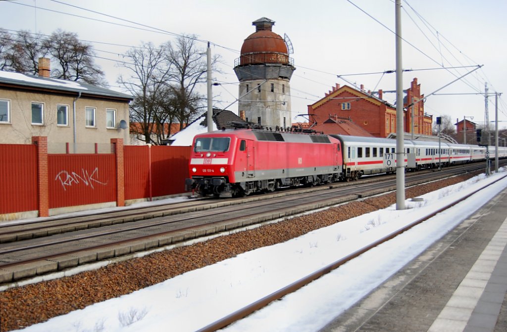 120 133-4 zieht hier einen IC durch Rathenow am 22.02.2010