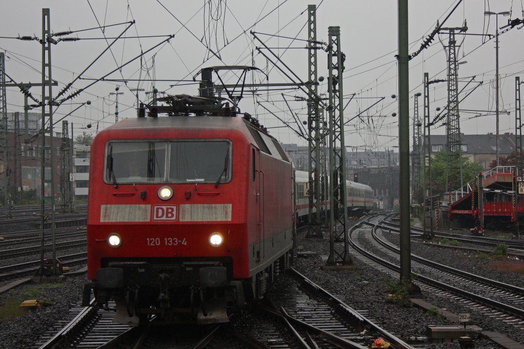 120 133 am 6.5.12 mit einem IC in Dsseldorf Hbf.