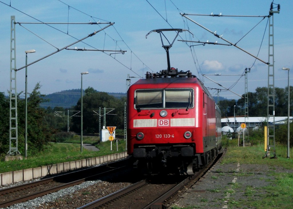 120 133 schiebt am 17.August 2011 den IC 2802 nach Hamburg-Altona durch den Hp Gundelsdorf Richtung Saalfeld(S).