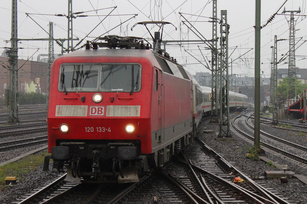 120 133 zog am 6.5.12 den IC 1919 in den Dsseldorfer Hbf.