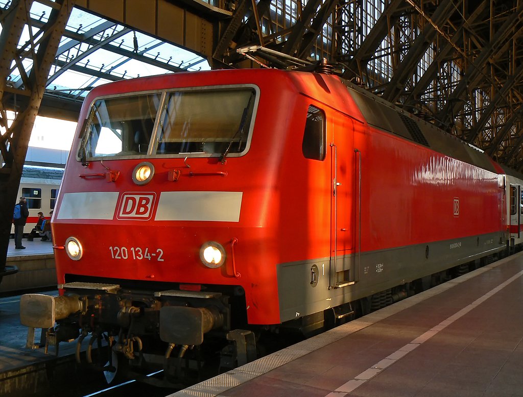 120 134-2 an Gleis 7 in Kln Hbf. am 7.3.2010