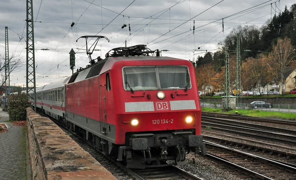 120 134-2 IC verlte den Bf Remagen in Richtung  Bonn - 14.11.2010