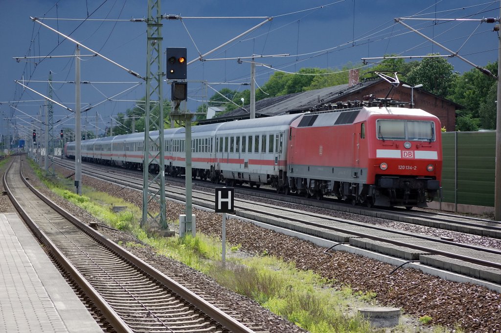 120 134-2 mit dem IC 1925 nach K�ln Hbf  & IC 1897 nach Stuttgart Hbf in Rathenow. Vorne zieht die 101 115-4 und zusammen fahren sie in ein Unwetter. 30.05.2010