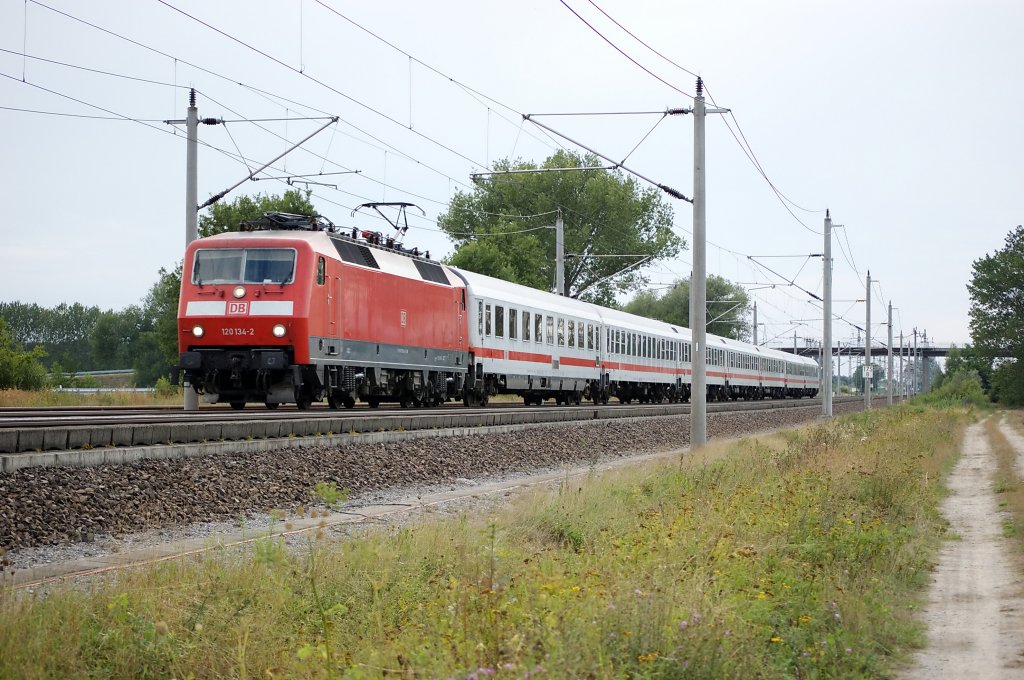 120 134-2 mit dem IC 1924 Berlin S�dkreuz zwischen Gro�wudicke und Rathenow. 22.08.2010