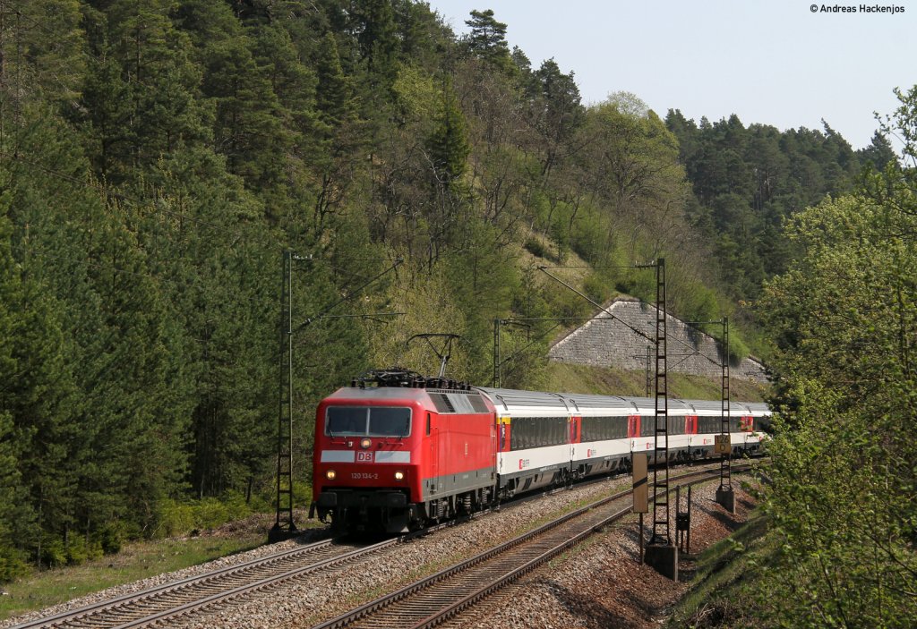 120 134-2 mit dem IC 186 (Z�rich HB-Stuttgart Hbf) bei Hattingen 21.4.11