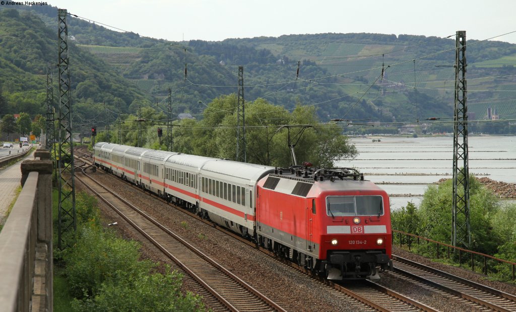 120 134-2 mit dem IC 2327 (Fehmarn-Burg-Passau Hbf) bei Niederheimbach 3.8.12