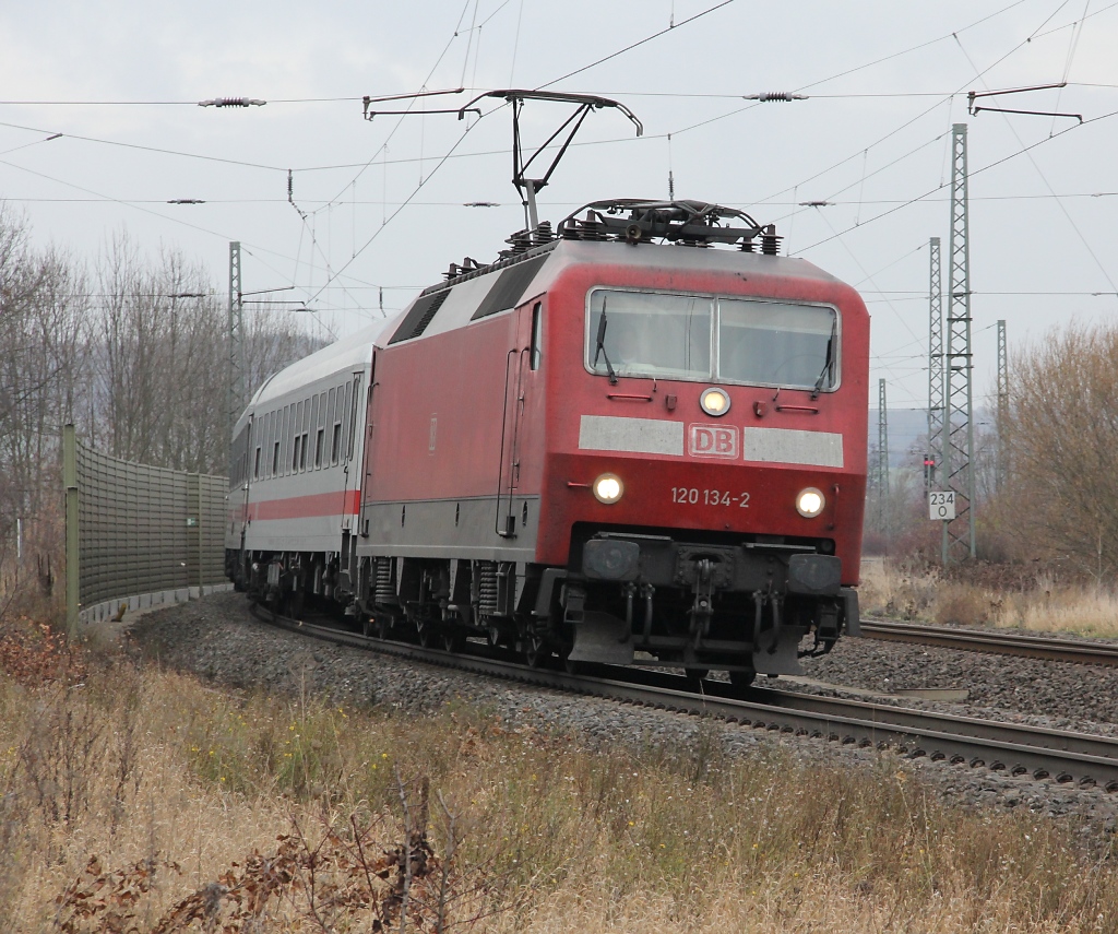 120 134-2 mit IC in Fahrtrichtung Kassel. Aufgenommen am 26.11.2011 in Friedland(HAN).