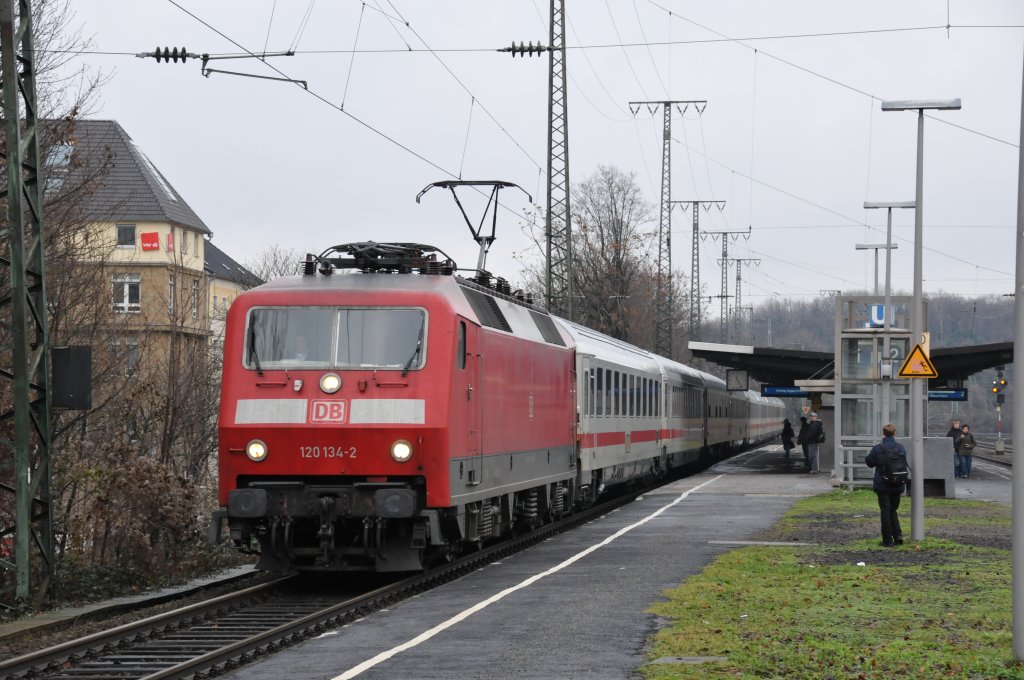 120 134-2 rast mit ihrem IC durch K�ln-West. Aufgenommen am 11/12/2010.