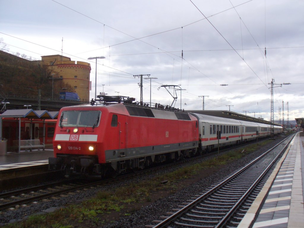 120 134-2 steht mit dem IC 119 Mnster - Innsbruck am 07.12.2011 in Koblenz