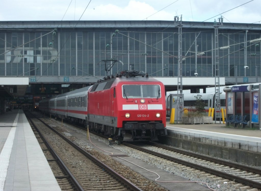 120 134 verl�sst am 29.Juli 2012 mit dem IC 1980 nach Hamburg-Altona den M�nchner Hbf Richtung Augsburg.