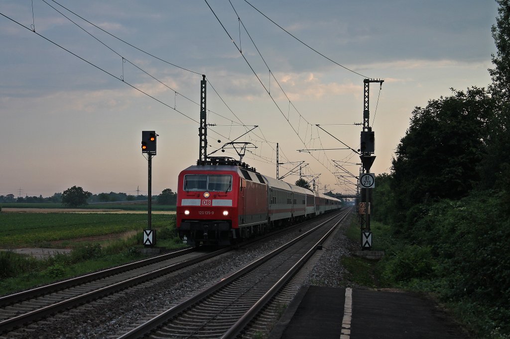 120 135-9 am Morgen des 25.07.2013 mit dem CNL 458 (Prag hl.n. - Zrich HB) / CNL 1258 (Berlin-Lichtenberg - Zrich HB) / IC 60458 (Frankfurt Sd - Basel SBB) bei der Durchfahrt des Hp. Auggen gen Schweiz.