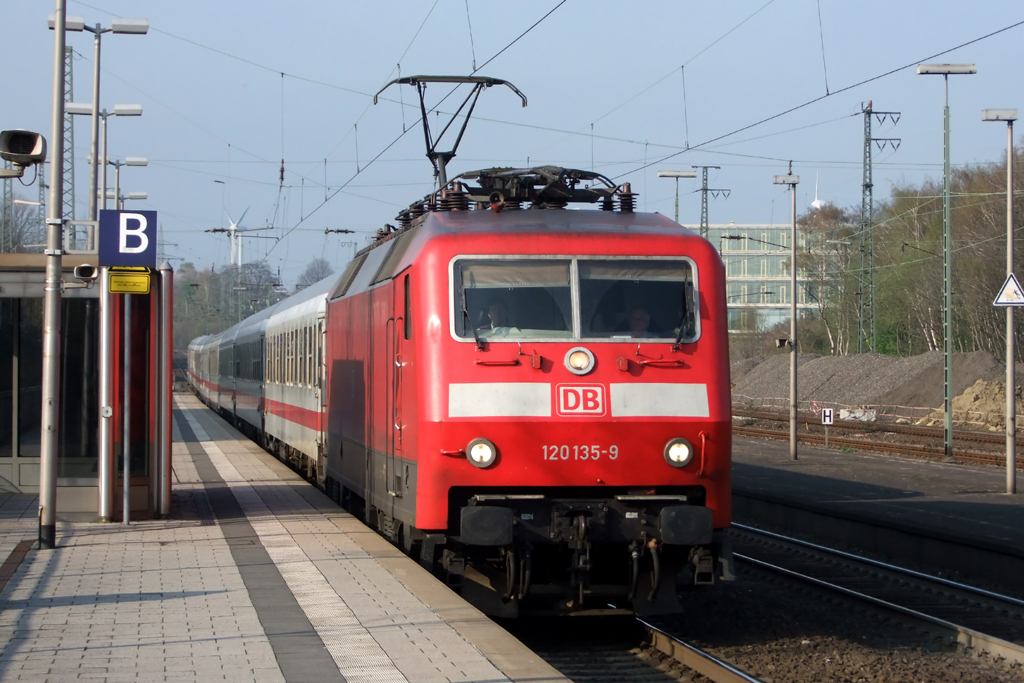 120 135-9 mit einem Durchfahrendem IC in Recklinghausen 13.4.2012