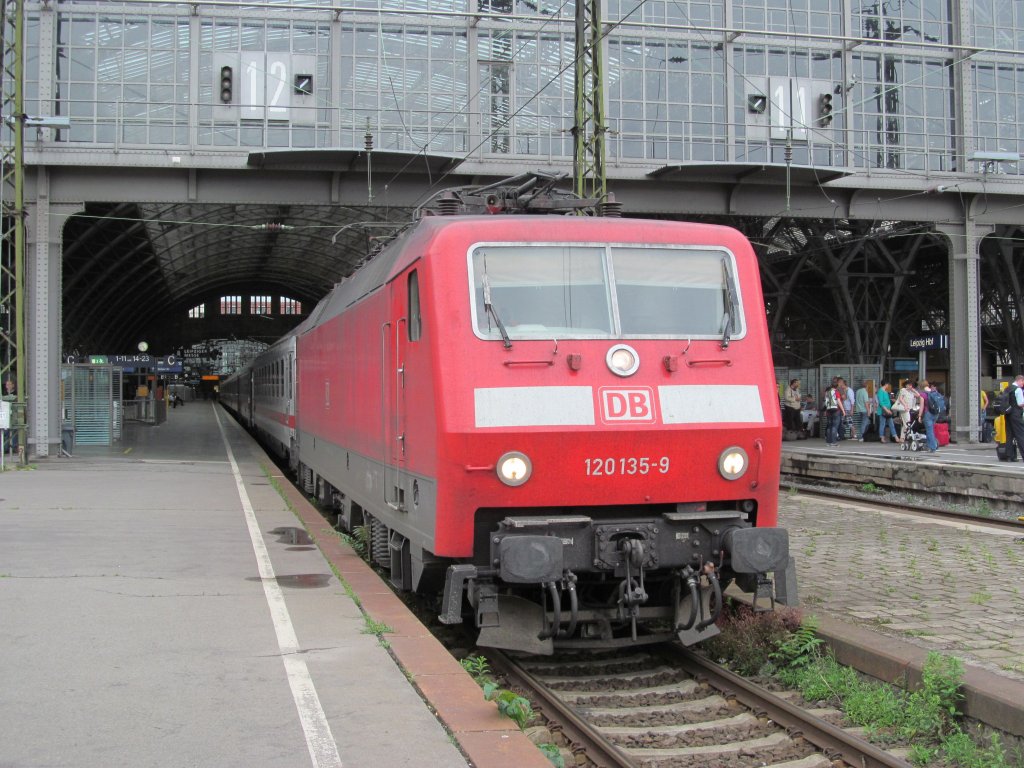 120 135-9 steht am 01. Juli 2012 mit einem IC nach Stuttgart im Leipziger Hbf.