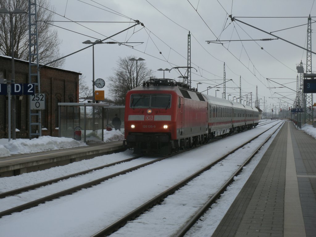 120 135 brachte,am 30.Mrz 2013,den Uex 2424 aus Kln mit dem Rgenteil nach Binz.Hier erreichte der Zug mit +20 Minuten Bergen/Rgen. 
