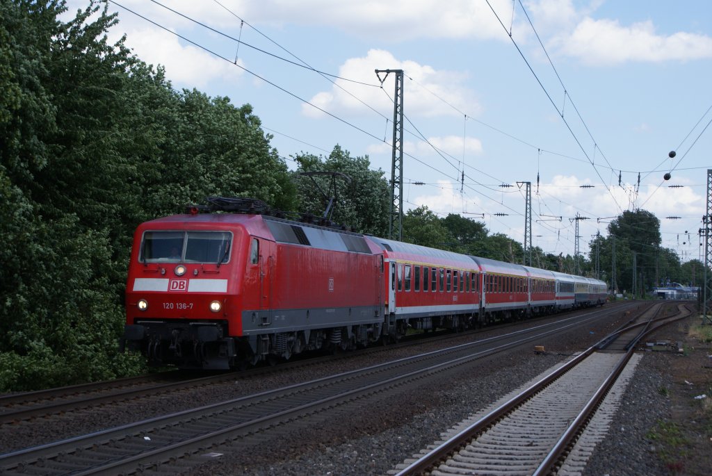 120 136-7 mit dem IC 1806 nach Hamburg Altona, bei der Durchfahrt durch Dsseldorf Oberbilk am 11.06.2010