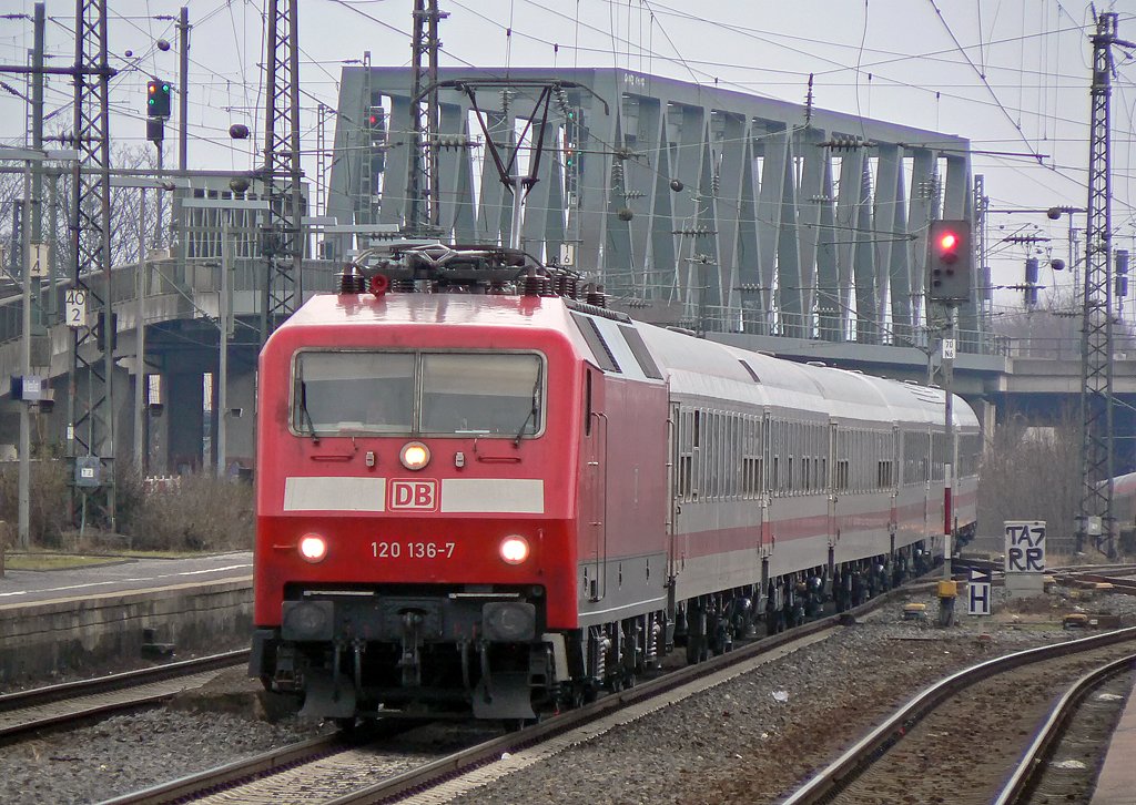 120 136-7 mit IC in K�ln Deutz am 19.02.2010