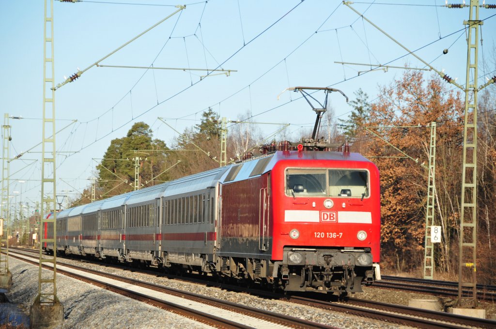 120 136 am 27.02.10 mit dem Gegenzug, dem IC 1864 in Haar/Mnchen