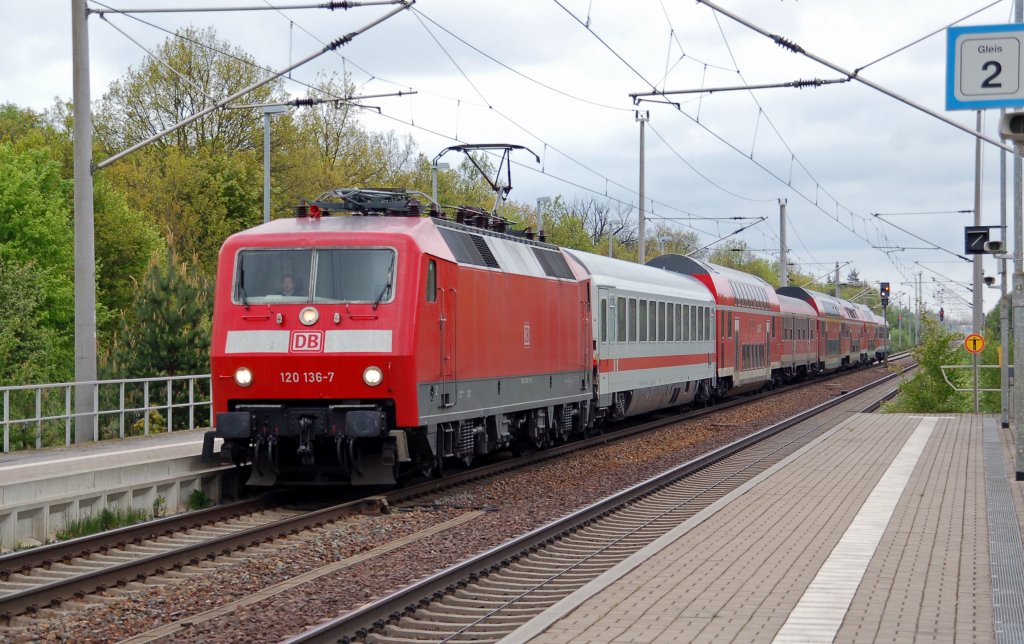 120 136 zieht am 18.05.10 PbZ 1967 durch Burgkemnitz Richtung Bitterfeld.