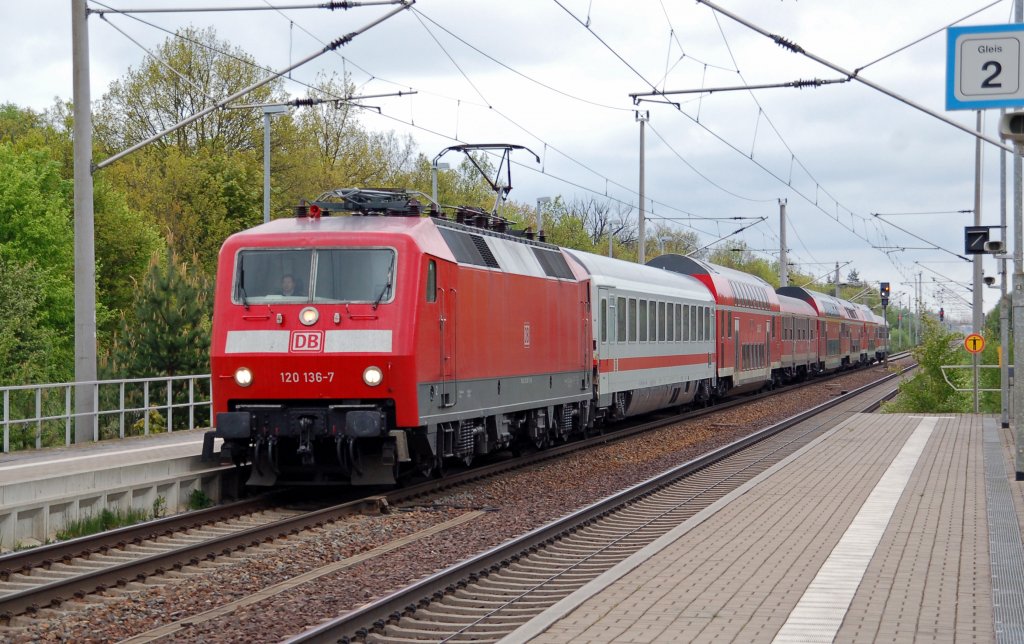 120 136 zieht am 18.05.10 PbZ 1967 durch Burgkemnitz Richtung Bitterfeld.