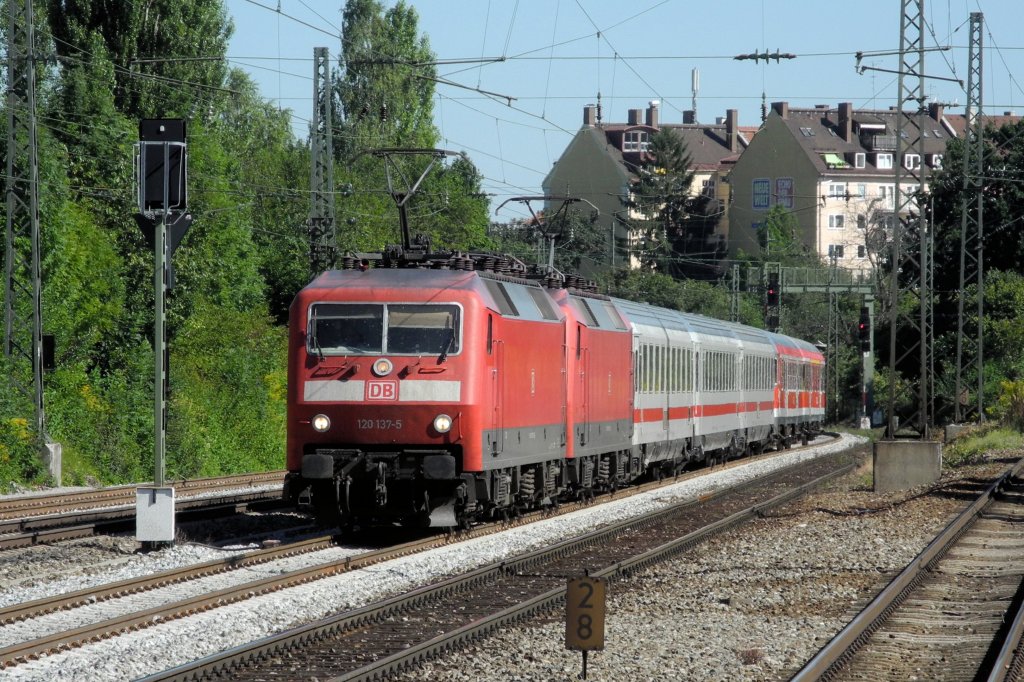 120 137 & 157 am 18.08.12 mit dem samst�glichen PbZ aus Stuttgart nach M�nchen am Heimeranplatz