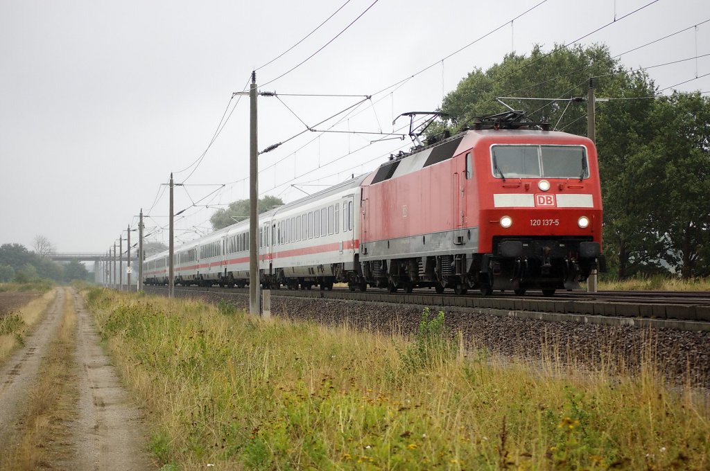 120 137-5 mit dem IC 140 nach Hoofddorp zwischen Gro�wudicke und Rathenow. 14.08.2010