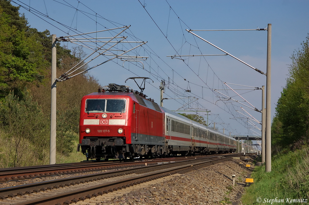 120 137-5 mit dem IC 1923 von Berlin Sdkreuz nach Frankfurt(Main)Hbf, bei Nennhausen. 01.05.2012